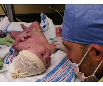 Rớt nước mắt ngắm khoảnh khắc cha thấy con mới sinh ra