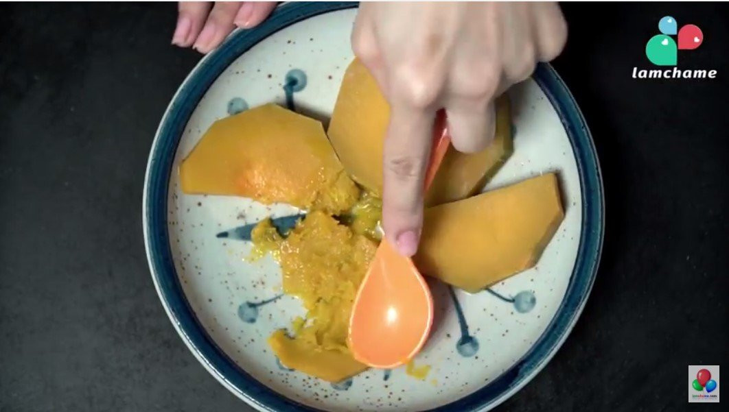 cách làm bánh bí đỏ - dùng thìa nghiền nhuyễn bí đỏ