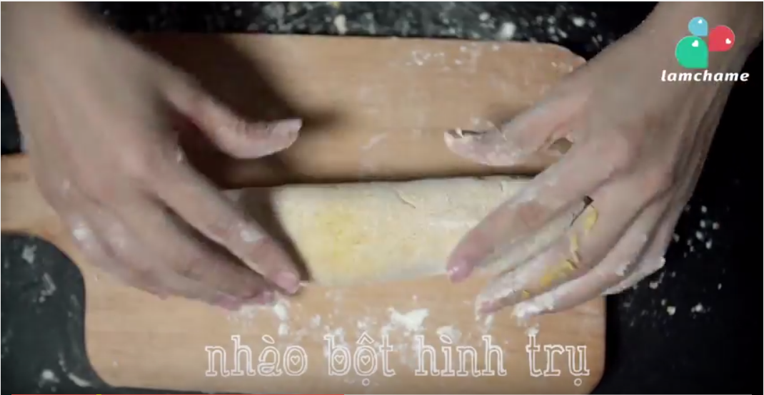 cách làm bánh rán bí đỏ - nặn bột thành hình trụ
