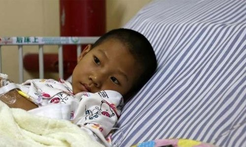 Xúc động cậu bé 8 tuổi 'nhường' sự sống cho em trai vì biết mình sắp ra đi