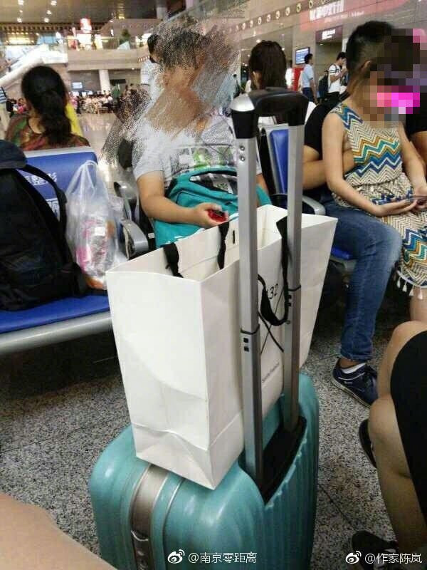 Hé lộ danh tính nam thanh niên thản nhiên sờ soạng bé gái nơi công cộng gây phẫn nộ