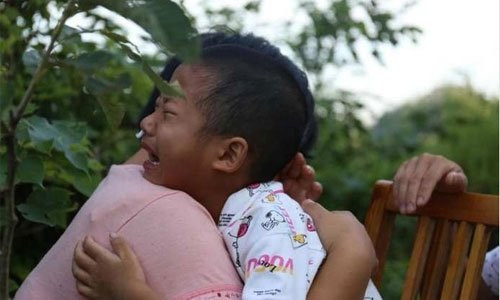 Xúc động cậu bé 8 tuổi 'nhường' sự sống cho em trai vì biết mình sắp ra đi