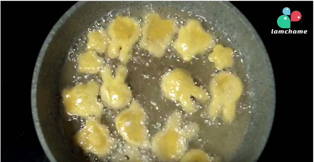 cách làm bánh rán bí đỏ - chiên bánh