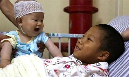 Xúc động cậu bé 8 tuổi 'nhường' sự sống cho em trai vì biết mình sắp ra đi