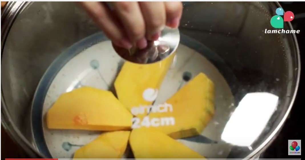 cách làm bánh rán bỉ đỏ - hấp chín bí đỏ