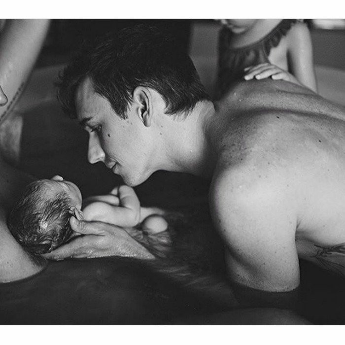 Rớt nước mắt ngắm khoảnh khắc cha thấy con mới sinh ra