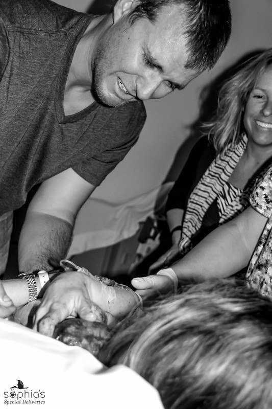 Rớt nước mắt ngắm khoảnh khắc cha thấy con mới sinh ra