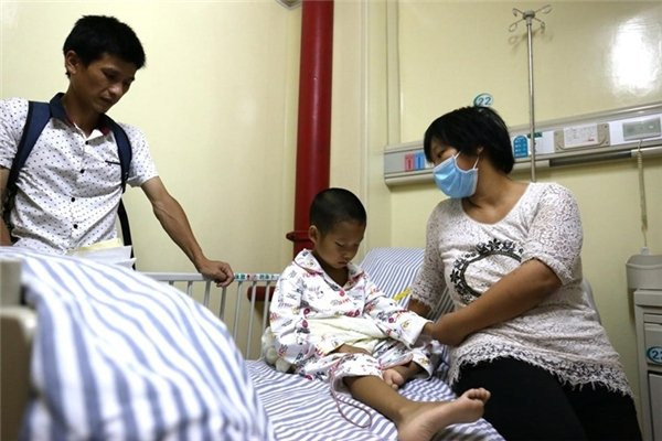 Xúc động cậu bé 8 tuổi 'nhường' sự sống cho em trai vì biết mình sắp ra đi