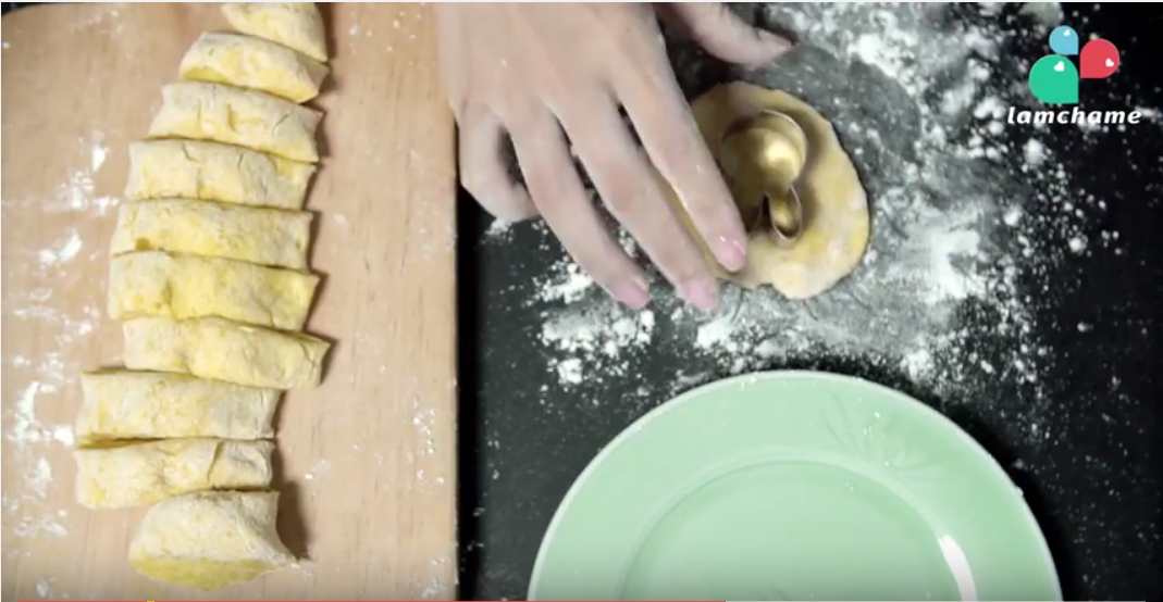 cách làm bánh rán bí đỏ - nặn bột thành miếng mỏng