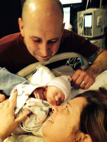 Rớt nước mắt ngắm khoảnh khắc cha thấy con mới sinh ra