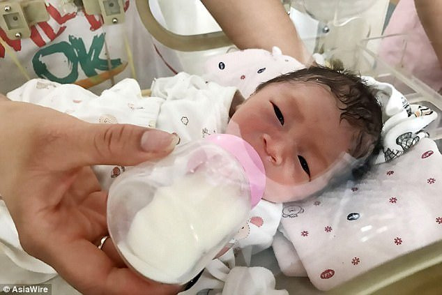 Rúng động bé gái bị người mẹ mới 12 tuổi bỏ rơi trong bụi rậm