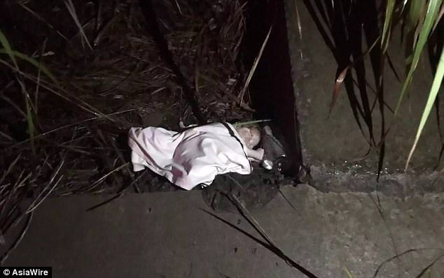 Rúng động bé gái bị người mẹ mới 12 tuổi bỏ rơi trong bụi rậm