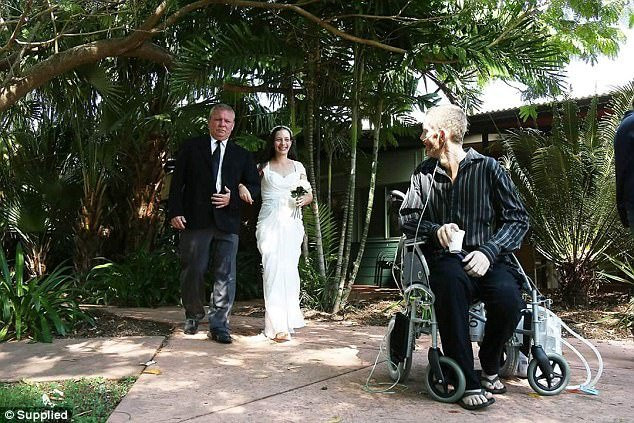 Rơi nước mắt trước đám cưới của người đàn ông ung thư giai đoạn cuối