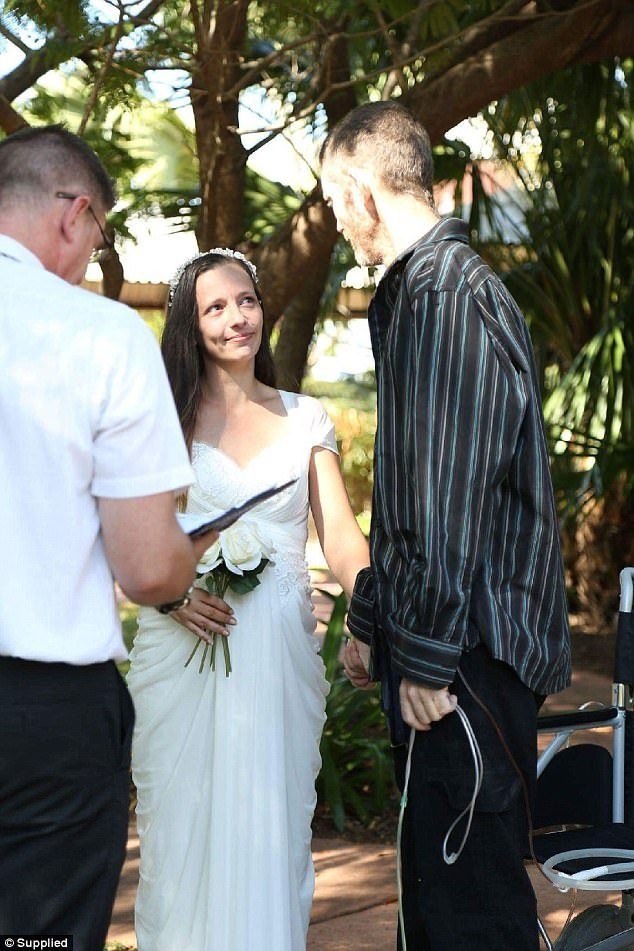 Rơi nước mắt trước đám cưới của người đàn ông ung thư giai đoạn cuối