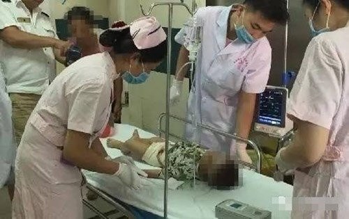 Bắt giữ người mẹ nhẫn tâm cắt bộ phận sinh dục con trai 17 tháng tuổi