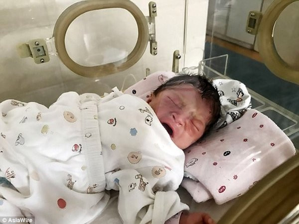 Rúng động bé gái bị người mẹ mới 12 tuổi bỏ rơi trong bụi rậm