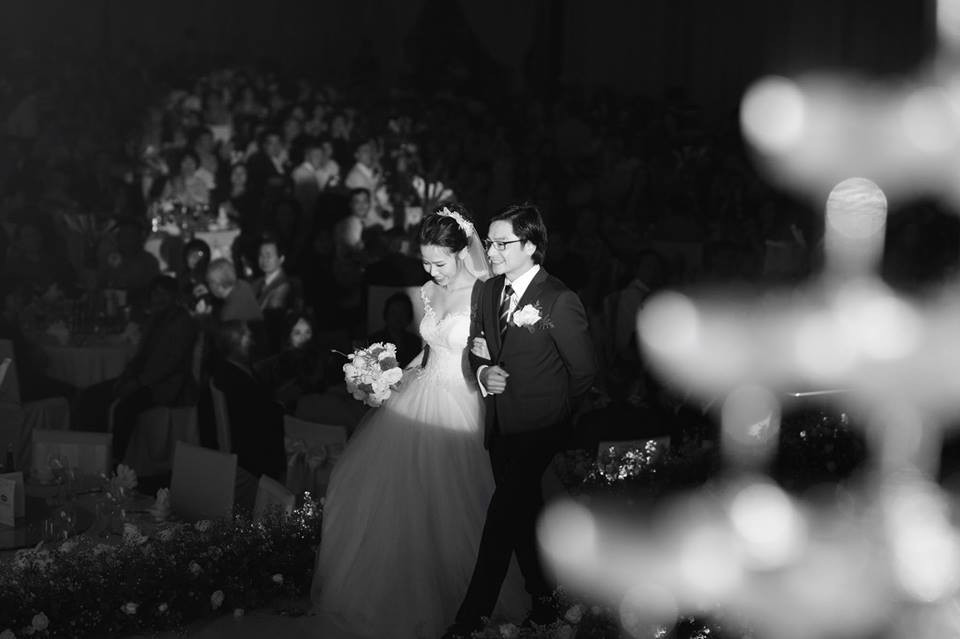 Cô dâu Hà Nội xinh đẹp mặc 'báu vật' đặc biệt được truyền mẹ