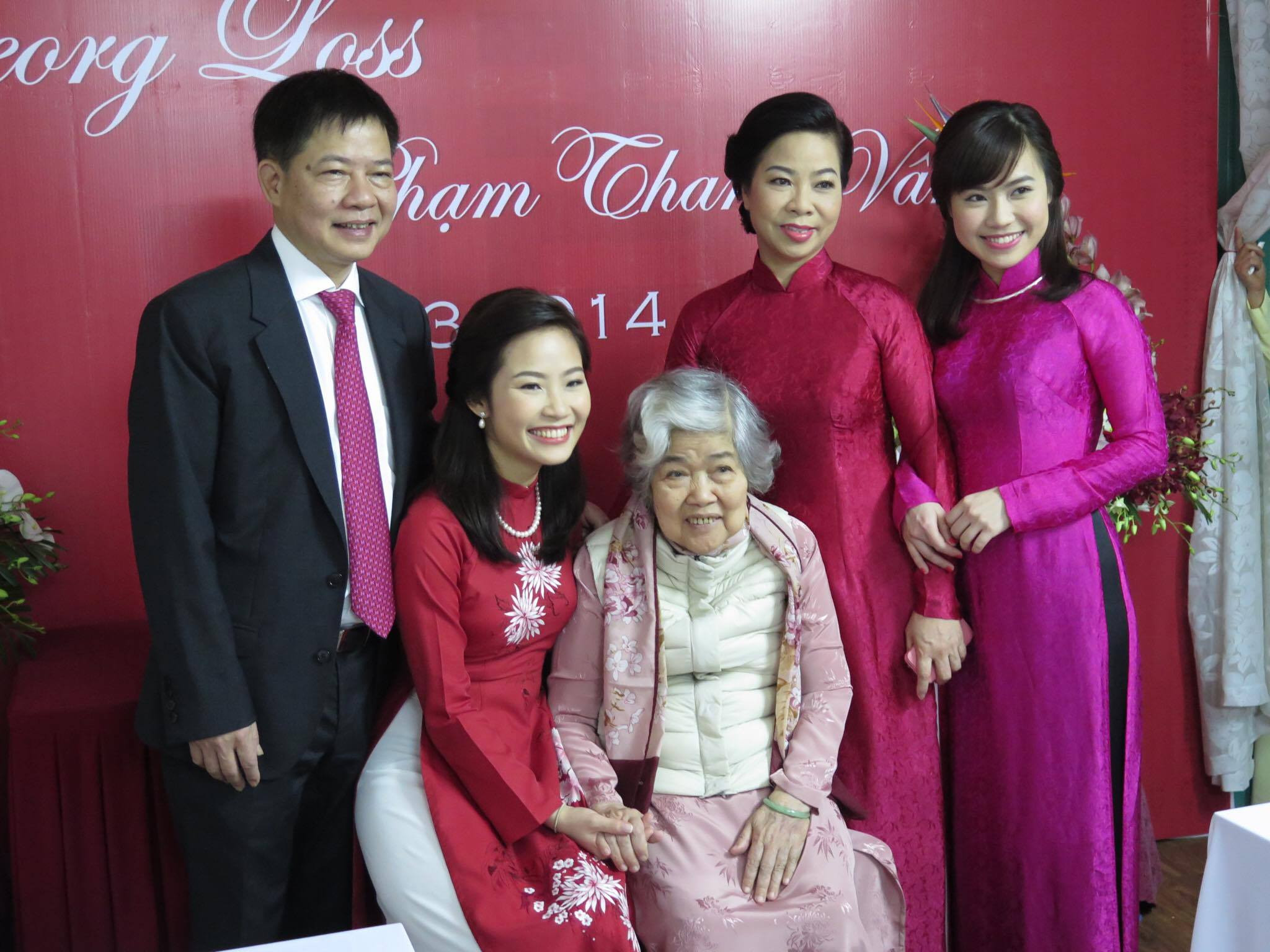 Cô dâu Hà Nội xinh đẹp mặc 'báu vật' đặc biệt được truyền mẹ