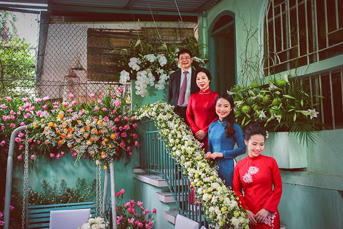 Cô dâu Hà Nội xinh đẹp mặc 'báu vật' đặc biệt được truyền mẹ