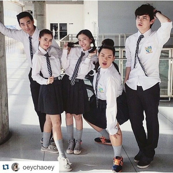 Cao dưới 1m60, các sao nữ này vẫn khiến thế giới 'ngước nhìn'