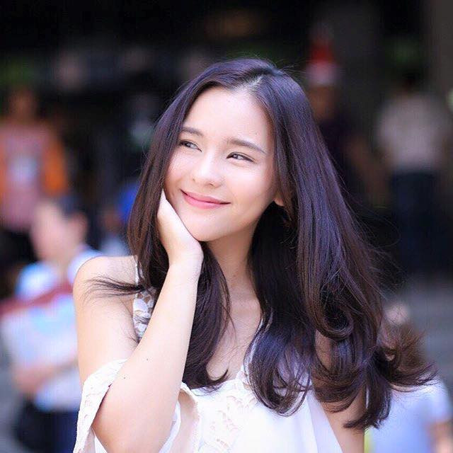 Cao dưới 1m60, các sao nữ này vẫn khiến thế giới 'ngước nhìn'