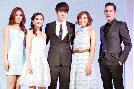 Cao dưới 1m60, các sao nữ này vẫn khiến thế giới 'ngước nhìn'