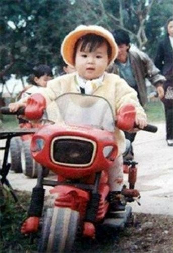 Thử tài đoán tên sao Việt qua loạt ảnh thời 'cởi truồng tắm mưa'