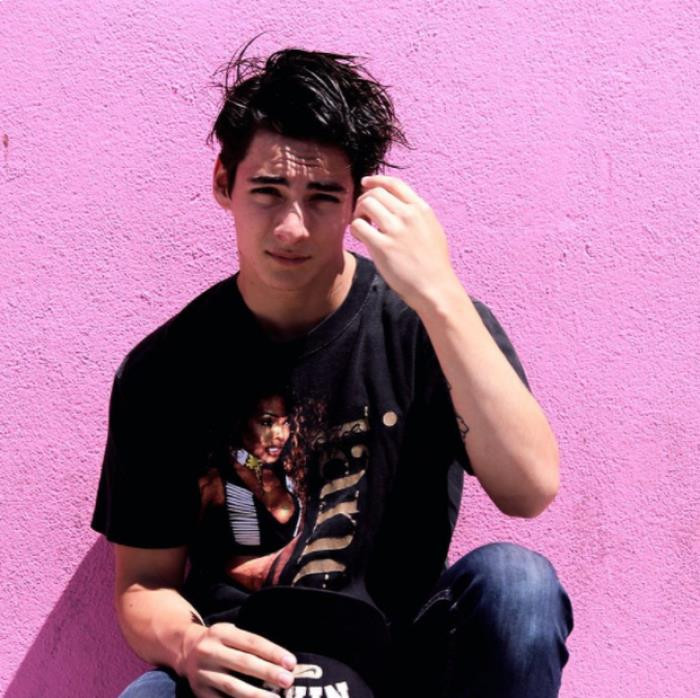 Ông bố trẻ măng, 6 múi cùng cô con gái 2 tuổi ''đốn tim'' cư dân mạng