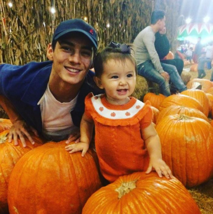 Ông bố trẻ măng, 6 múi cùng cô con gái 2 tuổi ''đốn tim'' cư dân mạng