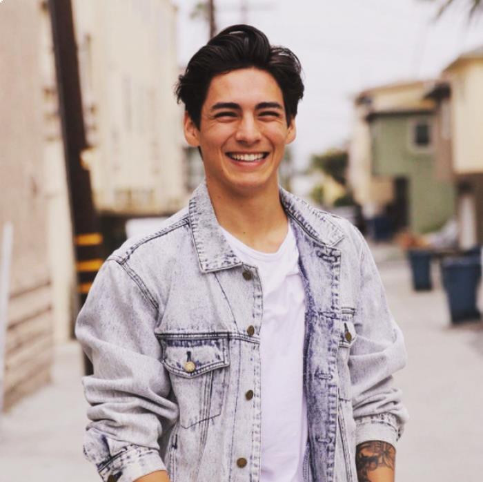 Ông bố trẻ măng, 6 múi cùng cô con gái 2 tuổi ''đốn tim'' cư dân mạng