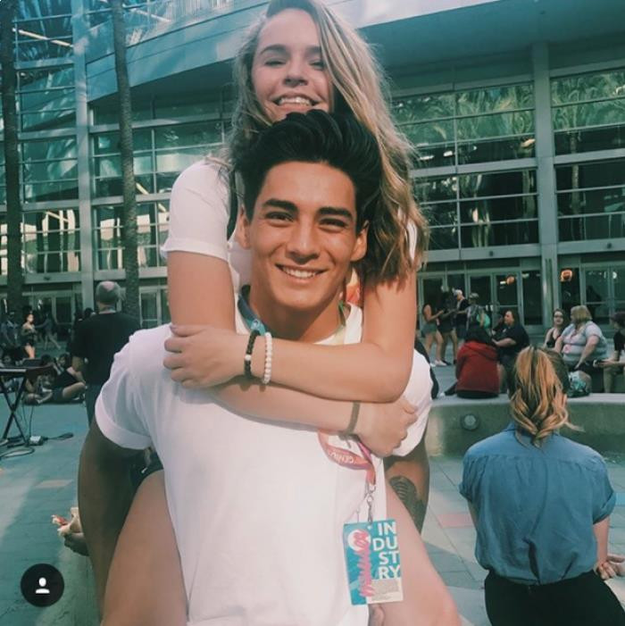 Ông bố trẻ măng, 6 múi cùng cô con gái 2 tuổi ''đốn tim'' cư dân mạng