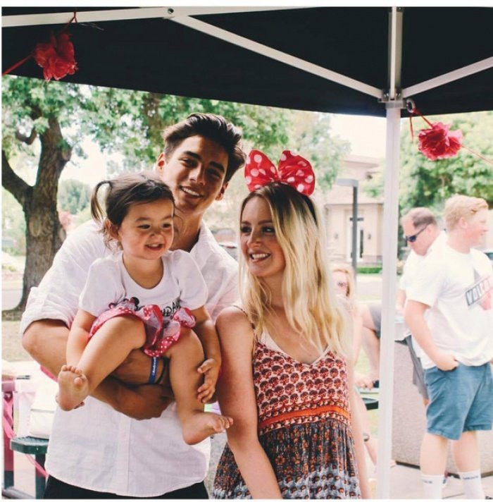 Ông bố trẻ măng, 6 múi cùng cô con gái 2 tuổi ''đốn tim'' cư dân mạng