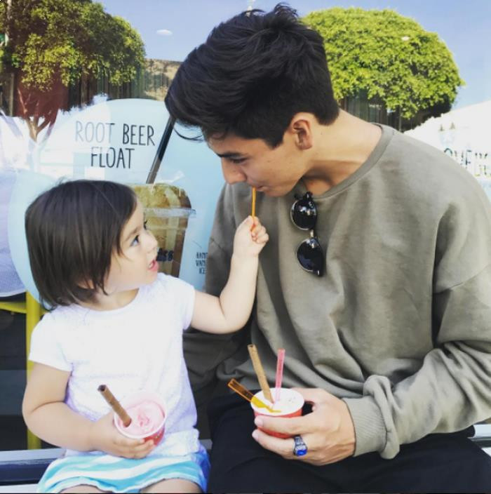 Ông bố trẻ măng, 6 múi cùng cô con gái 2 tuổi ''đốn tim'' cư dân mạng