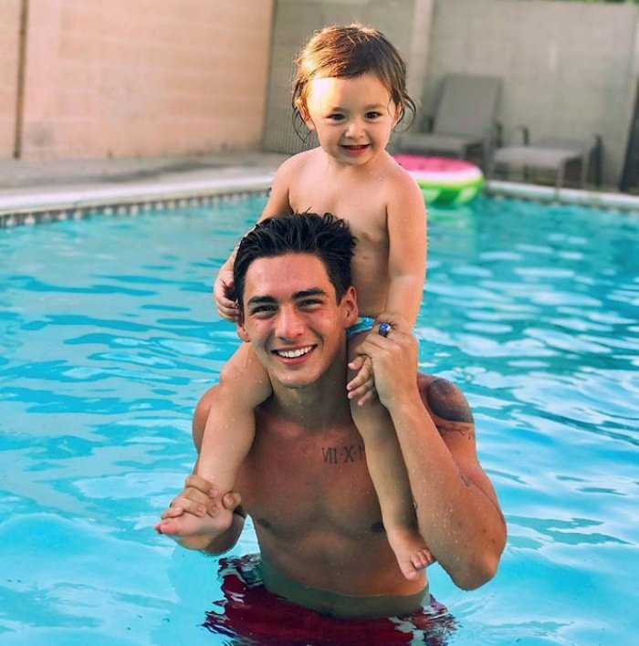 Ông bố trẻ măng, 6 múi cùng cô con gái 2 tuổi ''đốn tim'' cư dân mạng