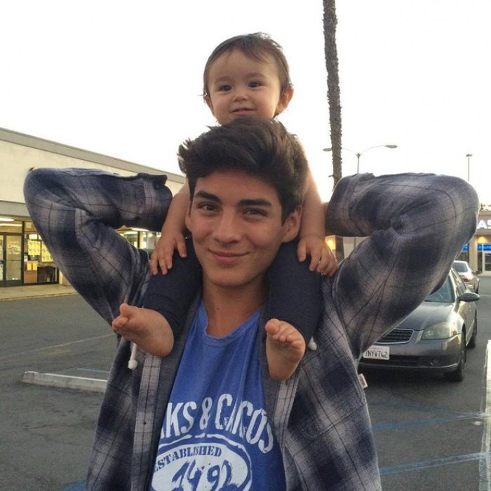 Ông bố trẻ măng, 6 múi cùng cô con gái 2 tuổi ''đốn tim'' cư dân mạng