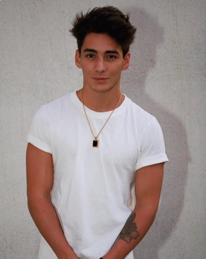 Ông bố trẻ măng, 6 múi cùng cô con gái 2 tuổi ''đốn tim'' cư dân mạng