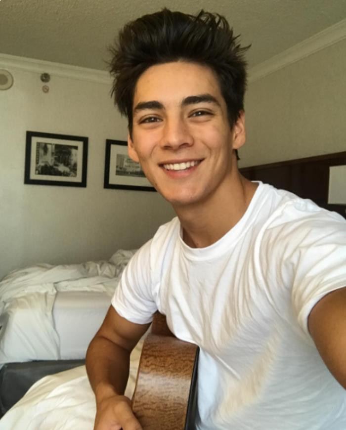 Ông bố trẻ măng, 6 múi cùng cô con gái 2 tuổi ''đốn tim'' cư dân mạng