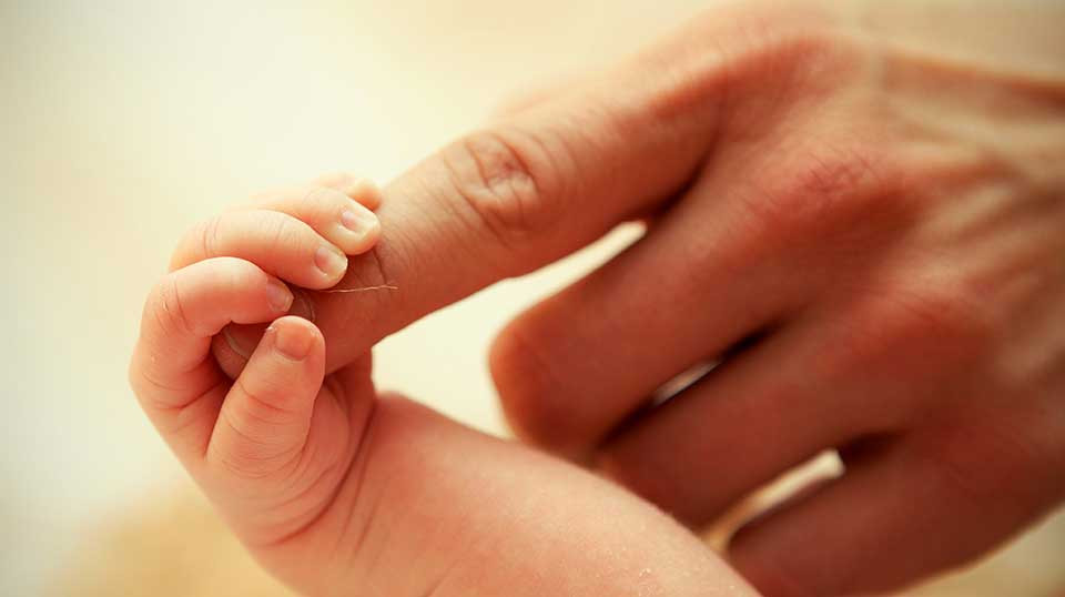 Đây là lời giải đáp nếu mẹ thắc mắc vì sao trẻ sơ sinh có thể nắm rất chặt ngón tay người lớn - ảnh 1