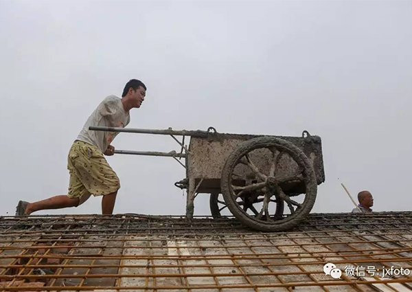 Chàng thợ xây cụt 1 tay đầy nghị lực khiến triệu người nể phục