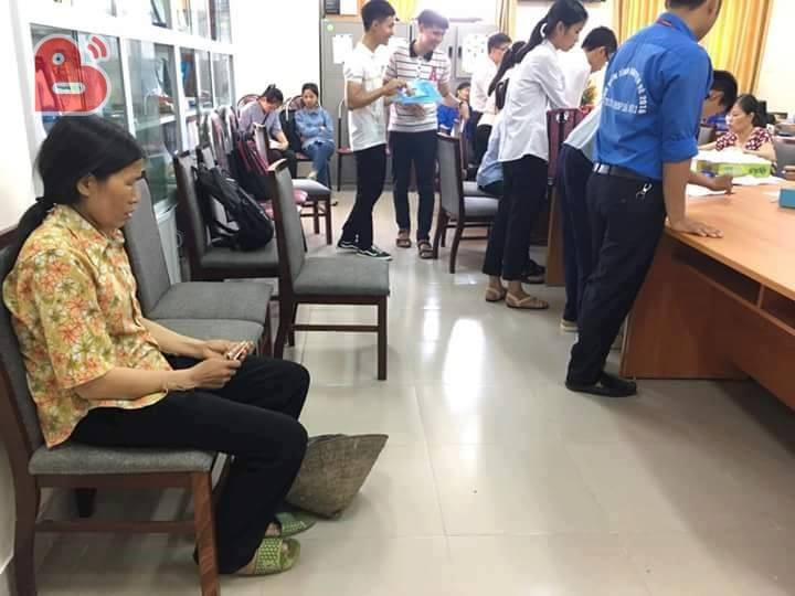 Chuyện người mẹ nghèo đưa con đi nhập học ngày đầu khiến nhiều người xúc động