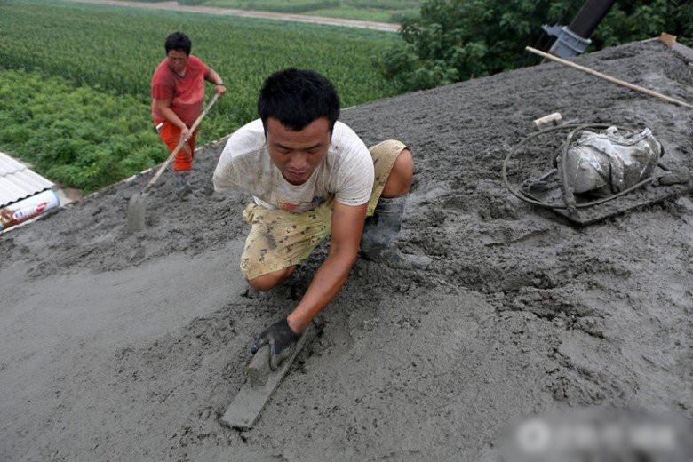 Chàng thợ xây cụt 1 tay đầy nghị lực khiến triệu người nể phục