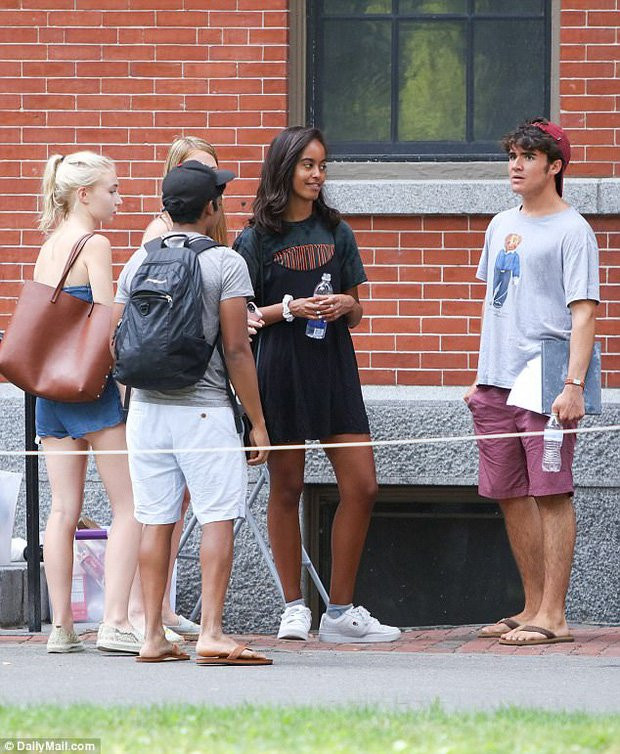 Cựu Tổng thống Obama đeo kính râm, giấu xúc động khi tiễn con vào đại học