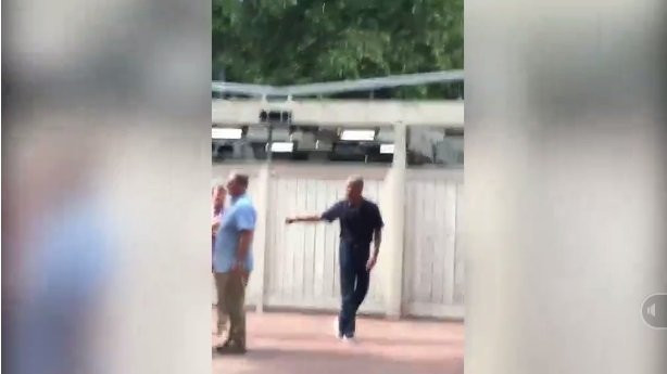 Cựu Tổng thống Obama đeo kính râm, giấu xúc động khi tiễn con vào đại học