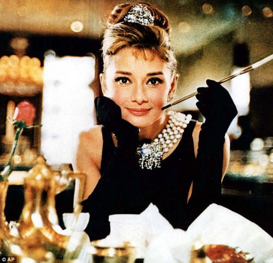 4 biểu tượng thời trang thế giới và những kiểu trang phục mẫu hình mọi thời đại