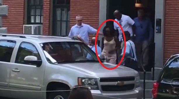 Cựu Tổng thống Obama đeo kính râm, giấu xúc động khi tiễn con vào đại học