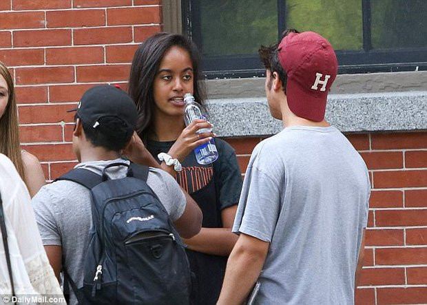 Cựu Tổng thống Obama đeo kính râm, giấu xúc động khi tiễn con vào đại học