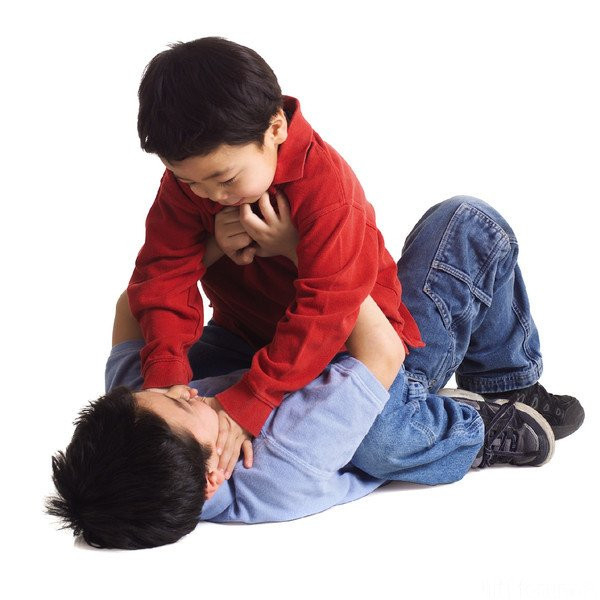 Con đi học bị bắt nạt: Nên dạy trẻ đánh lại hay im lặng chịu thiệt? - ảnh 1