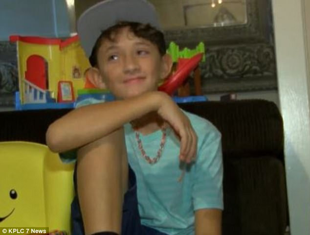 Cậu bé 10 tuổi thành người hùng vì đỡ đẻ cho mẹ và cứu sống em trai