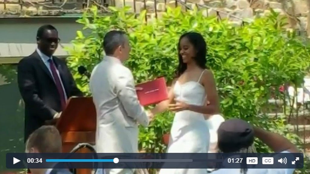 Cựu Tổng thống Obama đeo kính râm, giấu xúc động khi tiễn con vào đại học