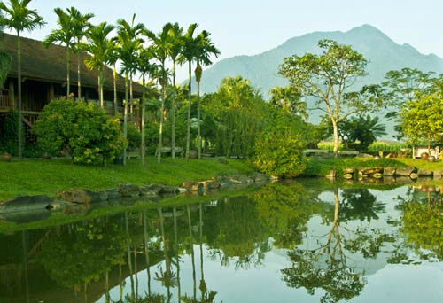 Family resort được bao bọc bởi những ngọn đồi, núi thấp